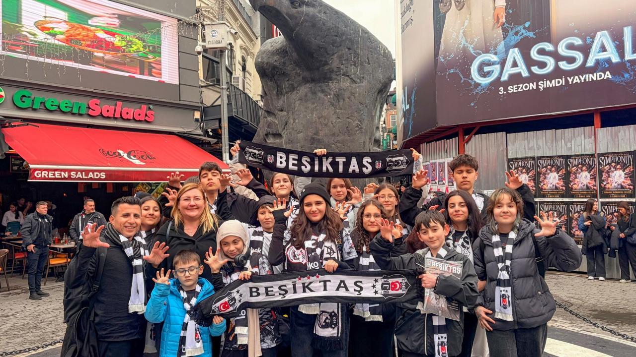 İzmirli öğrencilerin tribünde Beşiktaş maçı izleme hayali gerçeğe dönüştü