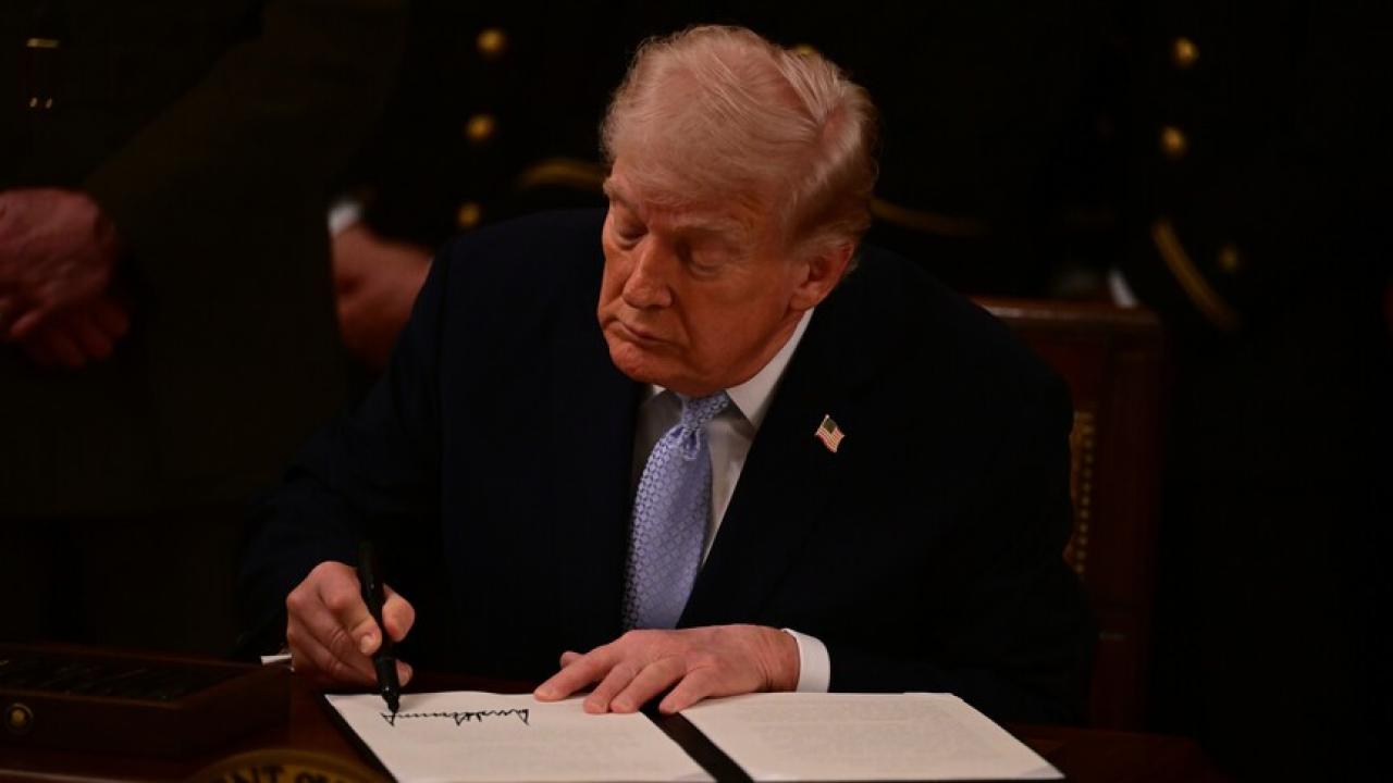 Trump, istihbarata "yetkisiz dinleme" imkanı veren yasadaki maddenin geçerlilik süresinin uzatılmasını onayladı