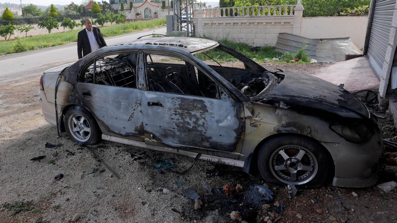 Filistin topraklarını gasbeden İsrailliler, Ramallah'ın kuzeydoğusunda bir evi ve aracı ateşe verdi