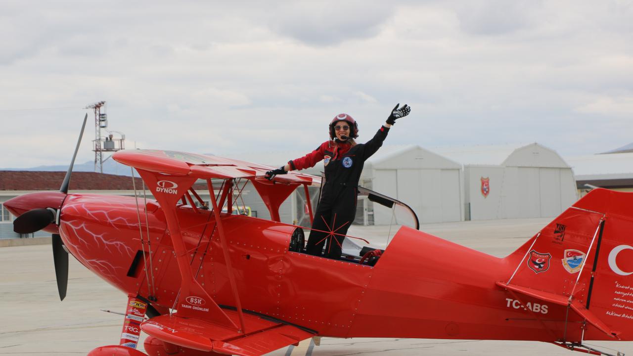 Kadın akrobasi pilotu Şener, çocuklar için gösteri uçuşu yaptı