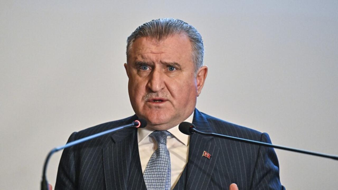 Bakan Bak, 1. Lig'e yükselen Bursaspor ve Batman Petrolspor'u tebrik etti