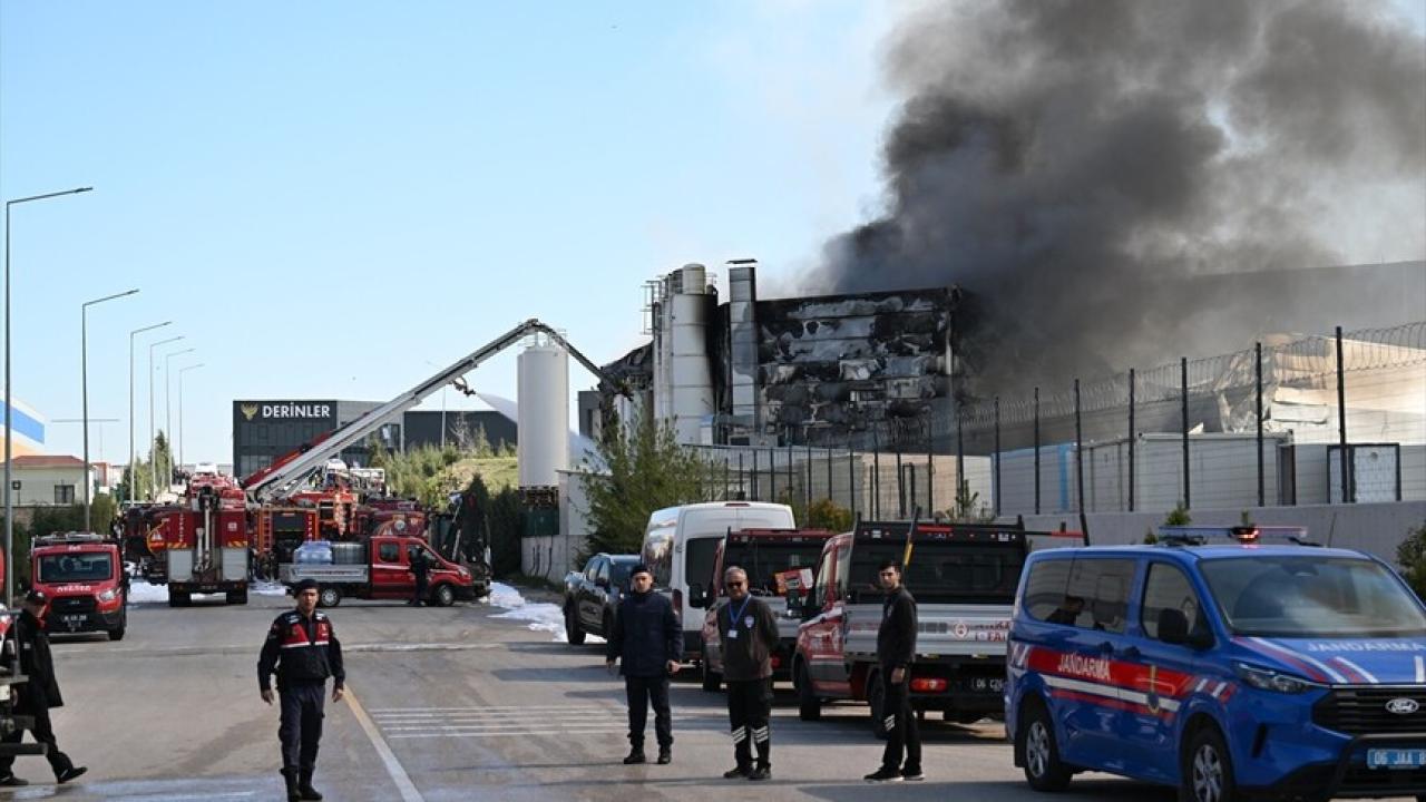 Başkentte boya fabrikasında çıkan yangın söndürüldü