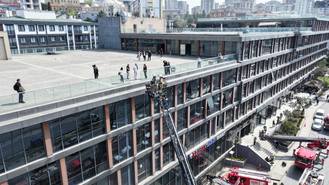 Pendik'te ev tekstili atölyesinde çıkan yangına müdahale ediliyor