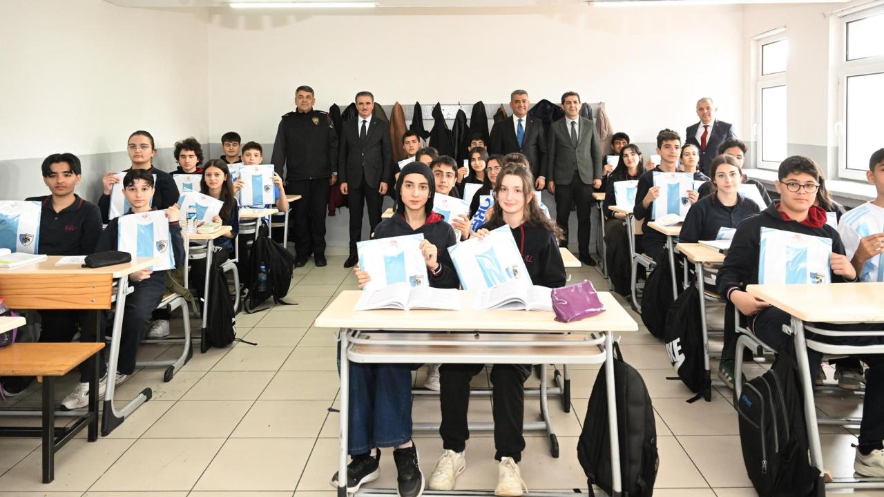 Erzurum Valisi Baruş, öğrencilere Süper Lig'e yükselen Erzurumspor'un formasını dağıttı