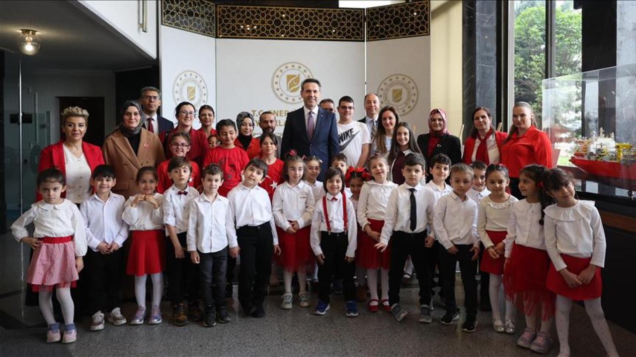 Bakan Bayraktar "Enerji ve Madencilik" resim yarışmasına katılan öğrencilerle buluştu