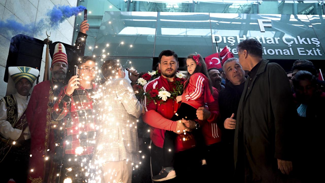 Rekortmen milli güreşçi Rıza Kayaalp'e başkentte coşkulu karşılama