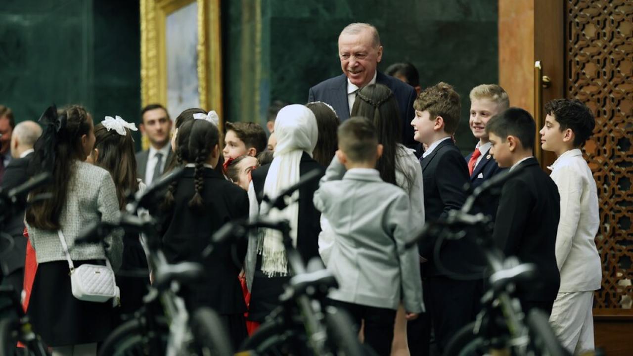 Cumhurbaşkanı Erdoğan çocuklarla bir araya geldi