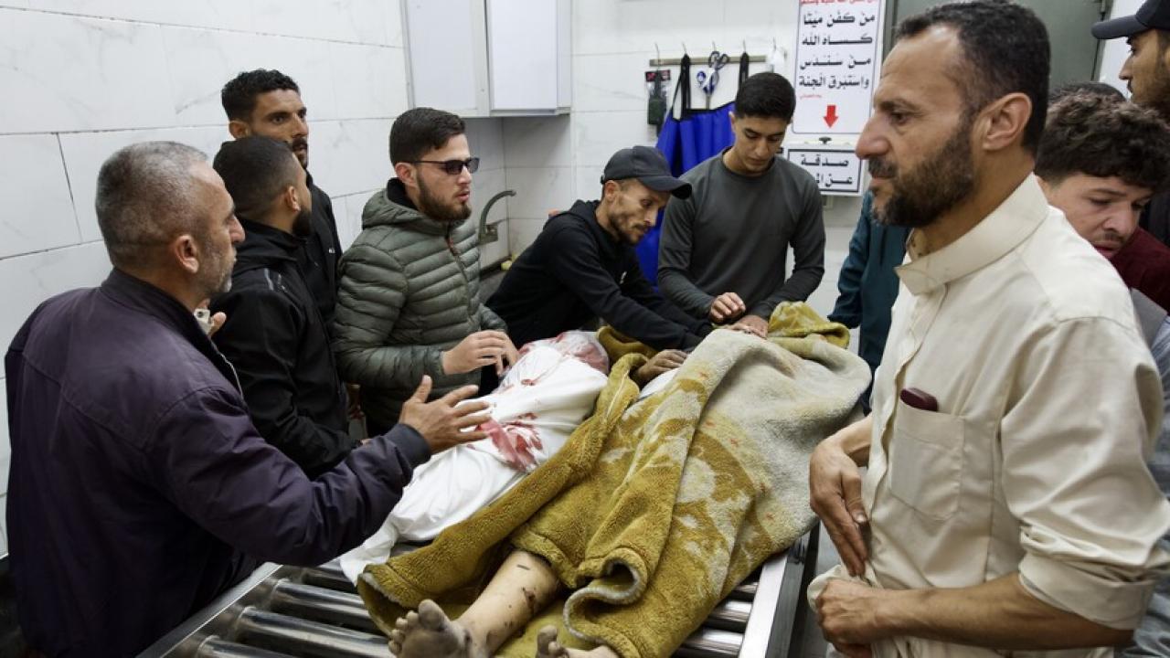 İsrail’in Gazze’ye saldırısında ikizlere hamile anne ve 2 çocuğu hayatını kaybetti