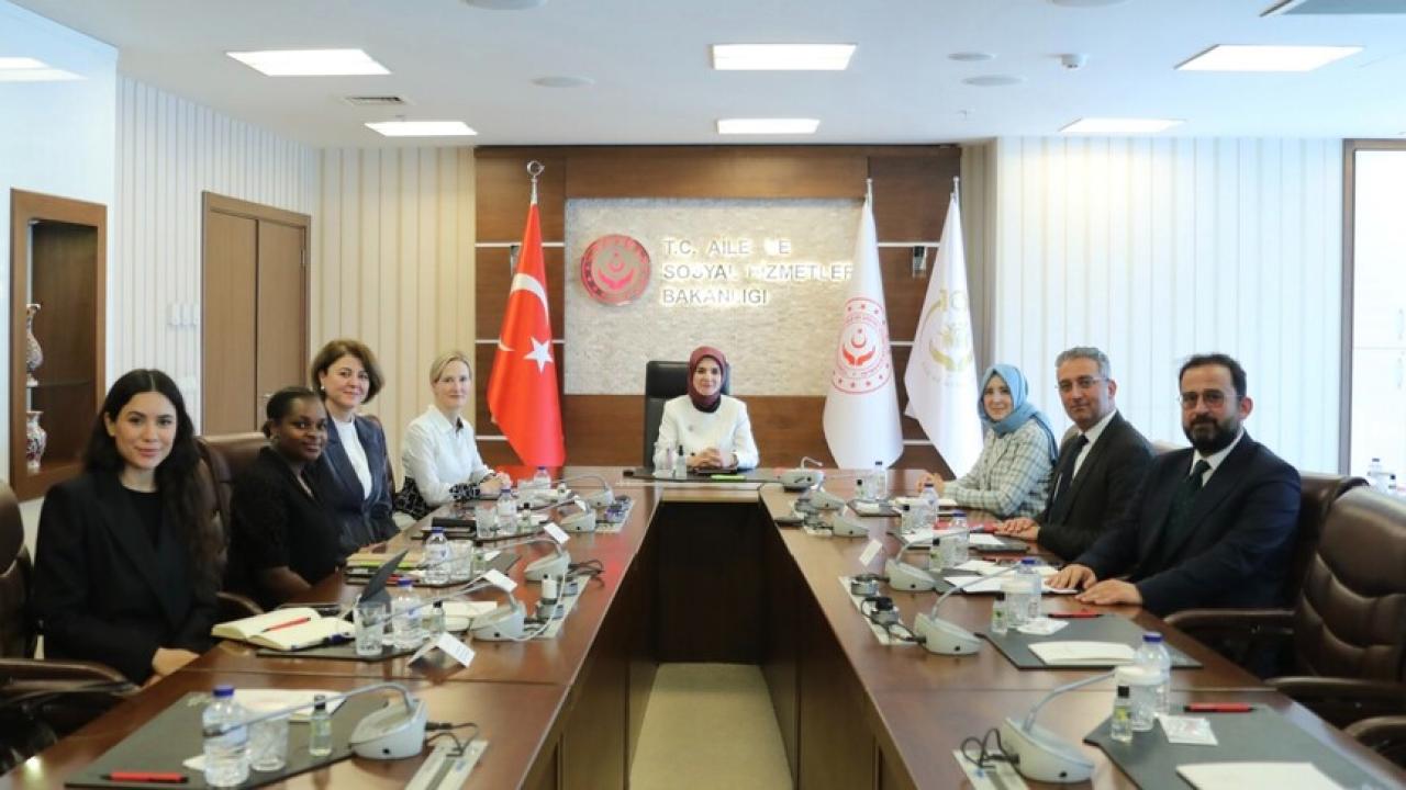 Bakan Göktaş, sosyal ağ sağlayıcısı Meta'nın Küresel Güvenlik Direktörü Davis'i kabul etti