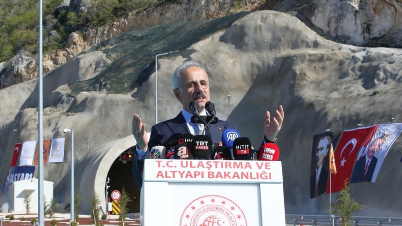 Bakan Uraloğlu: Çorum'u Türkiye'nin en önemli demir yolu projelerinden biri olan Ankara-Kırıkkale-Çorum-Samsun Hızlı Tren Hattı'nın tam kalbine yerleştirdik