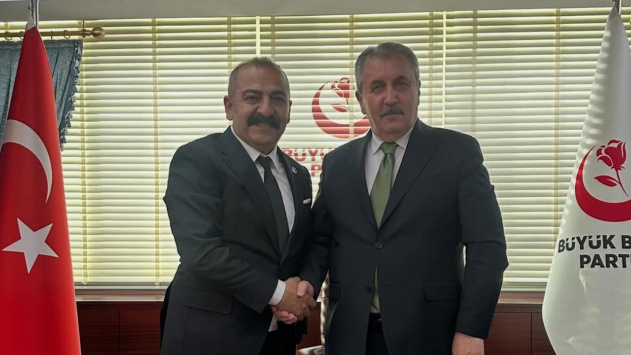 Sanatçı Ömer Kurt Büyük Birlik Partisi'ne Katıldı