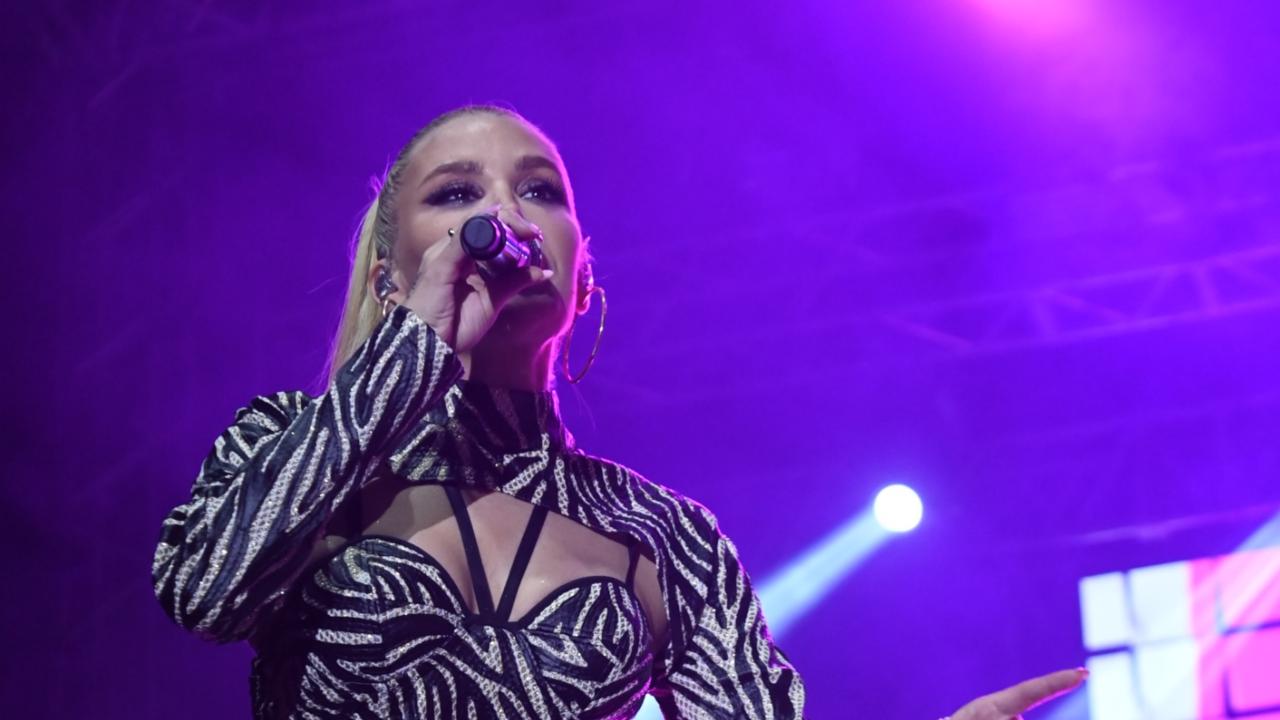 27. Tarım ve Seracılık Festivali'nde sanatçı İrem Derici sahne aldı