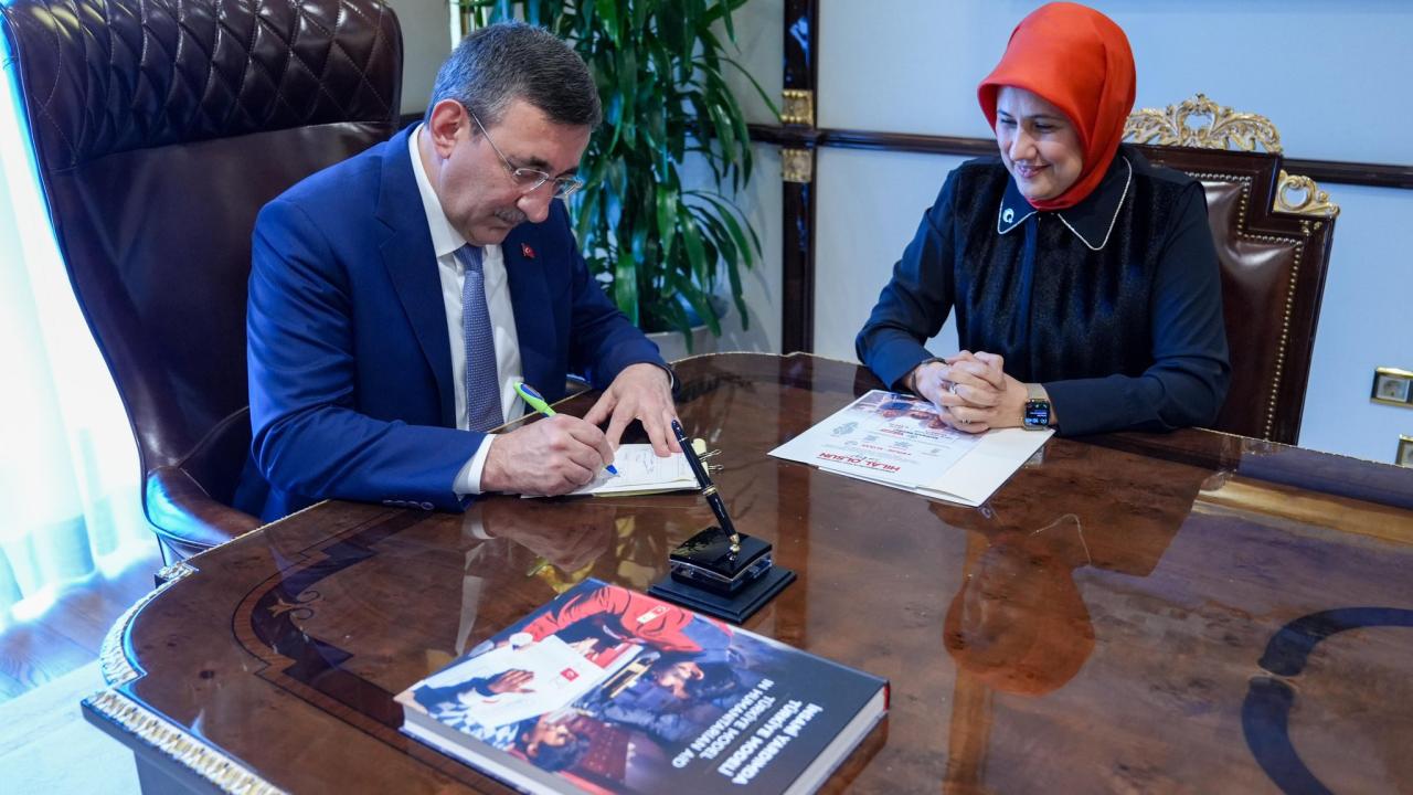 Cumhurbaşkanı Yardımcısı Yılmaz, Türk Kızılaya kurban bağışında bulundu