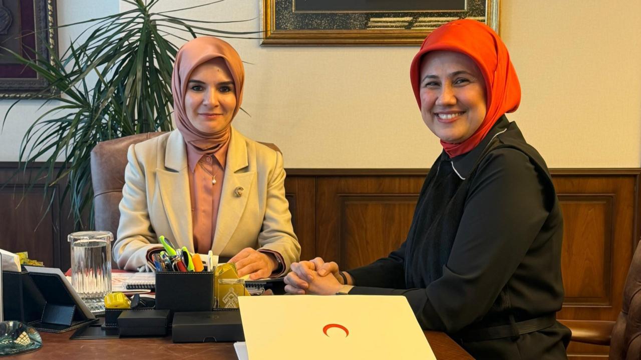Aile ve Sosyal Hizmetler Bakanı Göktaş, Türk Kızılaya kurban bağışında bulundu