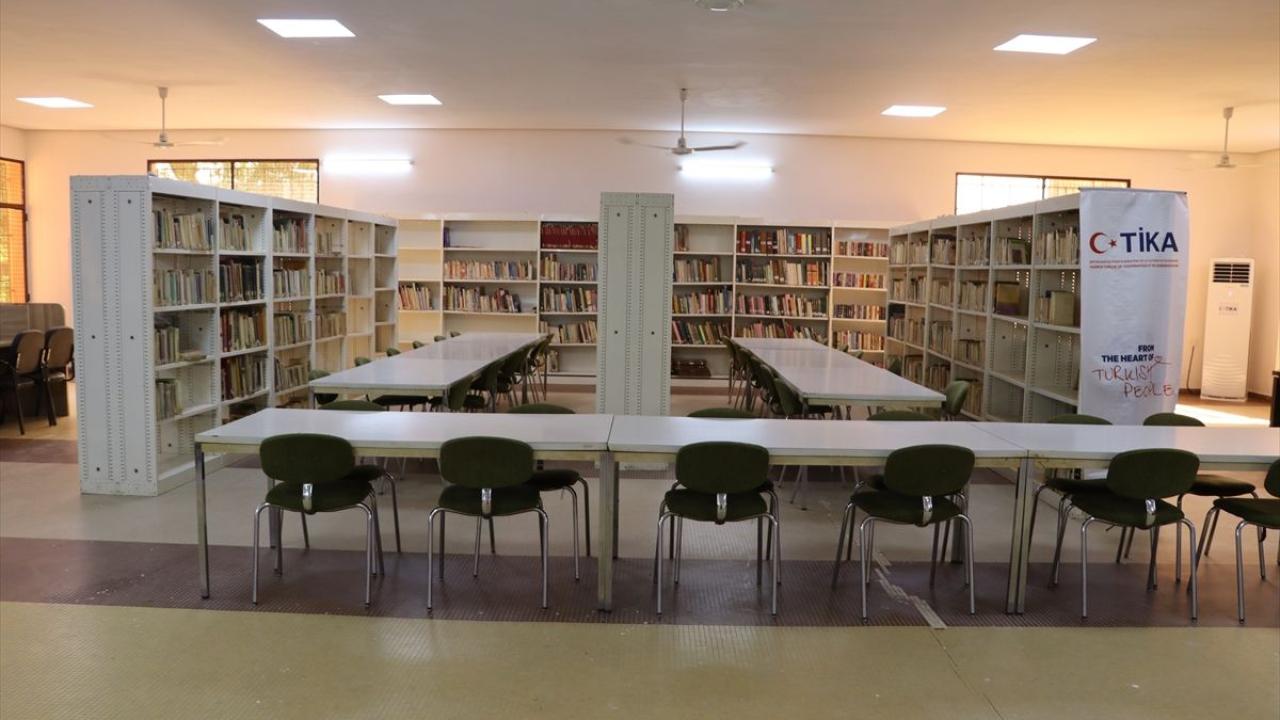 TİKA, Nijer'deki Oumarou Ganda Kültür Merkezi kütüphanesini yeniledi