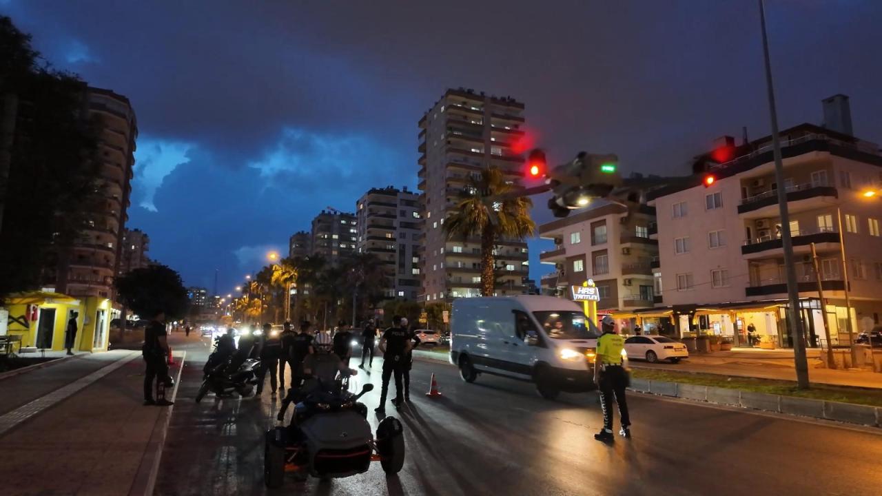 Mersin'de trafikte kural ihlali yapan 1413 sürücüye 4 milyon 701 bin 282 lira ceza