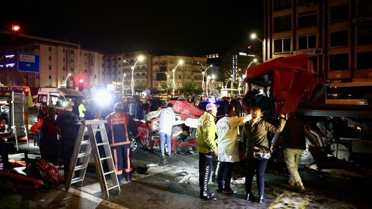 Giresun'da tır ile iki otomobilin karıştığı kazada 5 kişi öldü, 6 kişi yaralandı