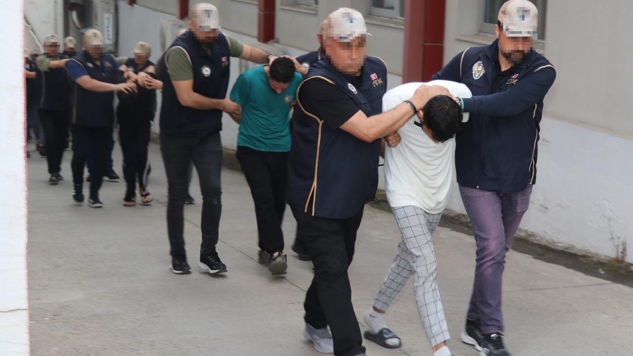 Adana'da terör örgütü DEAŞ'a yönelik operasyonda yakalanan 16 zanlıdan 6'sı tutuklandı