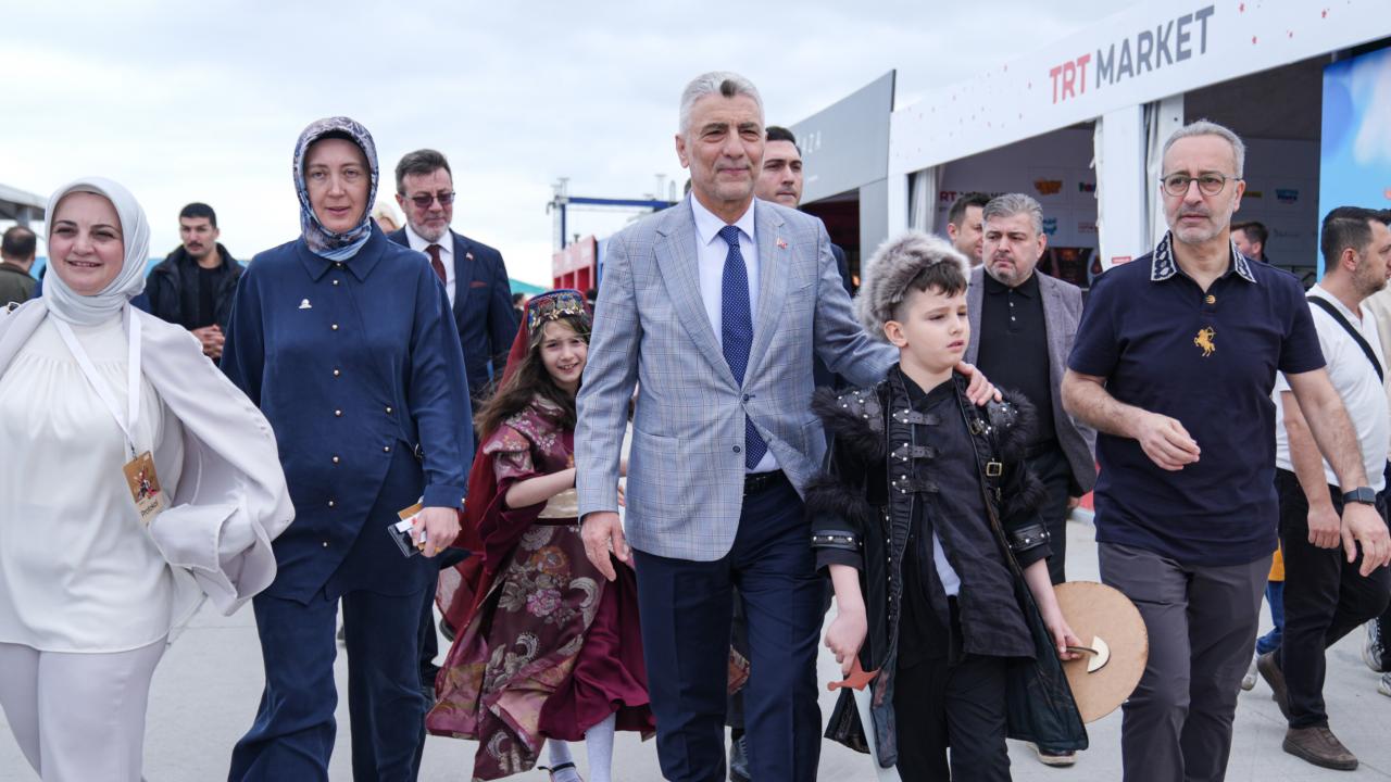Ticaret Bakanı Bolat, torunlarıyla 8. Etnospor Kültür Festivali'ne katıldı