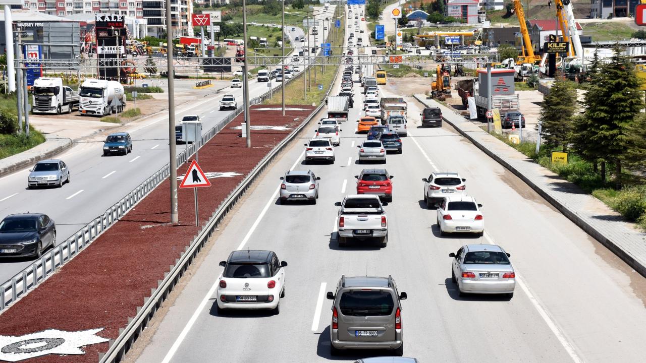 "Kilit kavşak" Kırıkkale'de bayram öncesi trafik yoğunluğu sürüyor