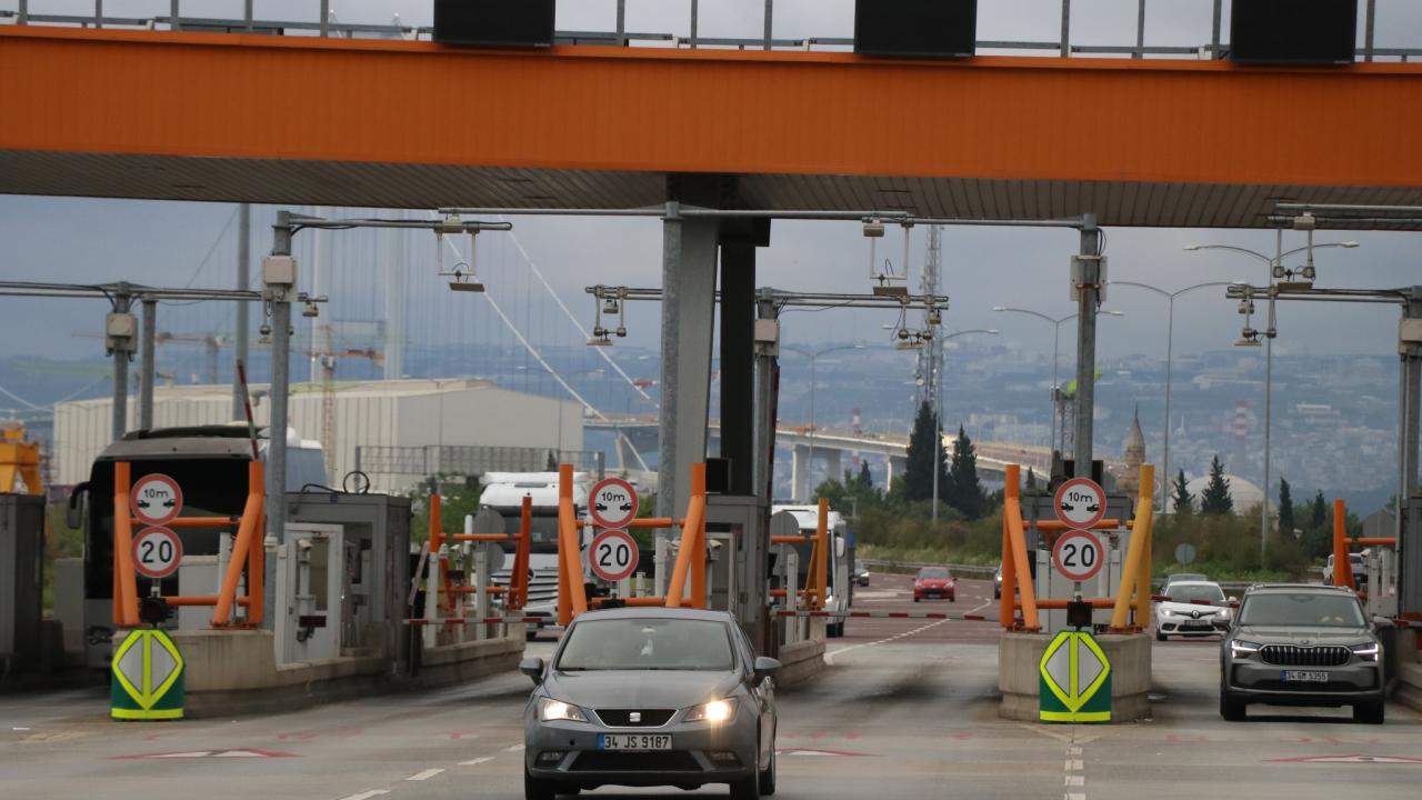 İstanbul-İzmir Otoyolu ile Osmangazi Köprüsü'nde bayram tatili hareketliliği sürüyor
