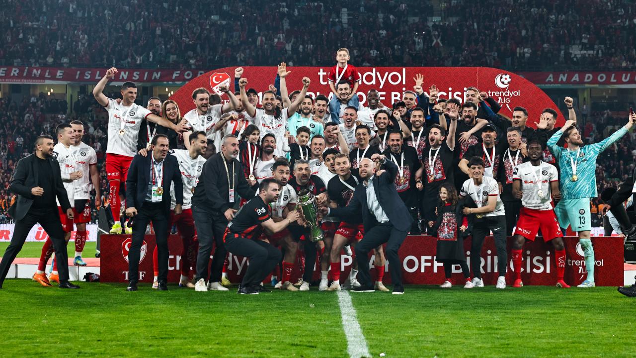 Trendyol Süper Lig'e Yükselen Arca Çorum FK, Kupasını Aldı