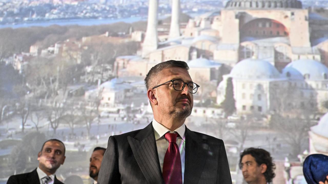 İletişim Başkanı Duran, "Fatih Sultan Mehmet ve İstanbul'un Fethi" temalı deneyim çadırını gezdi