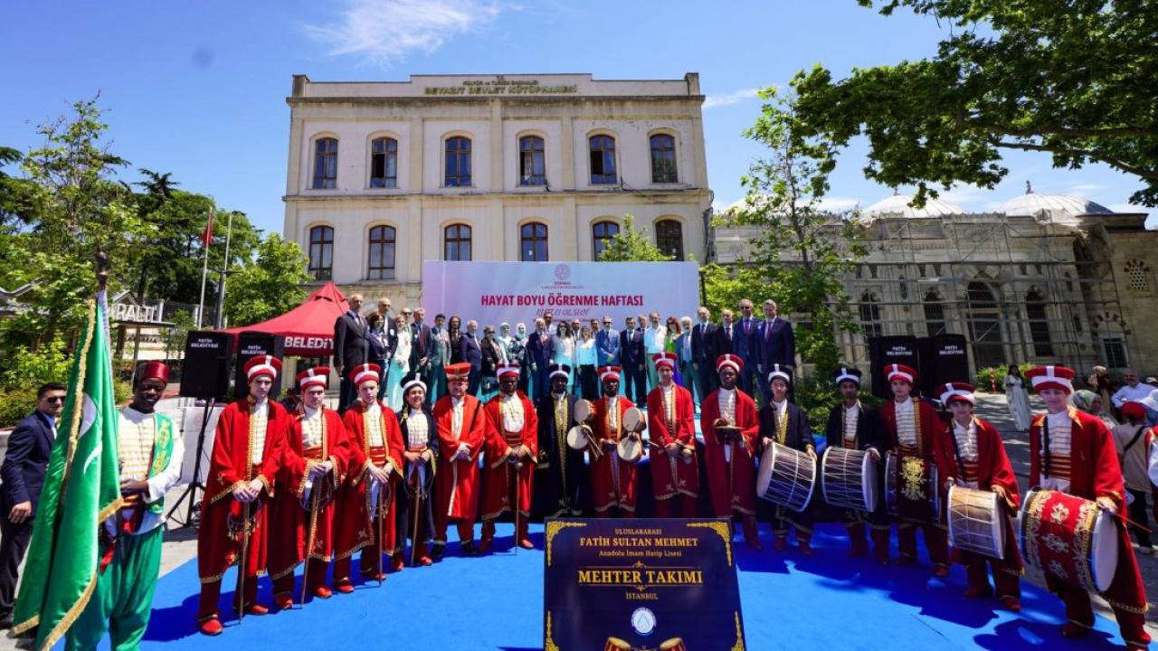 Hayat Boyu Öğrenme Haftası Beyazıt Meydanı'nda Coşkuyla Başladı
