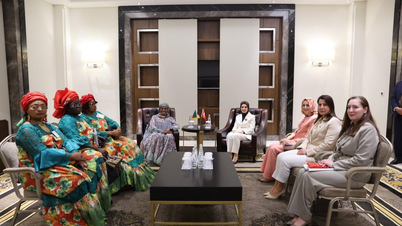 Bakan Göktaş, Kamerun Kadının Güçlendirilmesinden Sorumlu Bakanı Marie-Thérèse Abena Ondoa ile görüştü