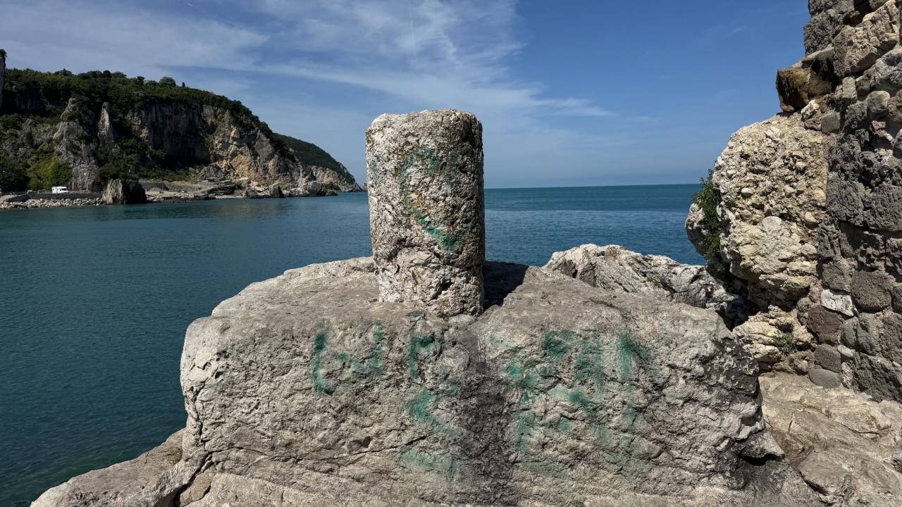 Amasra'daki tarihi Direkli Kaya'ya yazı yazılmasına ilişkin inceleme başlatıldı