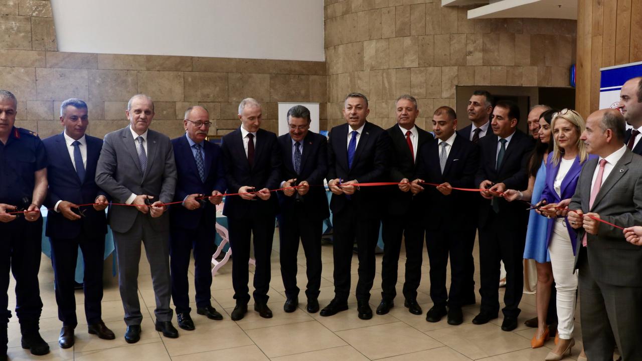 Trabzon'da "Demir Parmaklıklardan Tuvale Değişimin ve Emeğin Resmi" sergisi açıldı