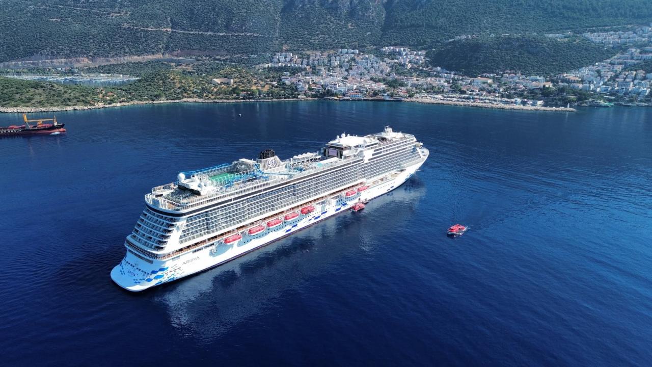 Kaş'a bu sezon gelen ilk kruvaziyer 2063 yolcusuyla "Aroya" oldu