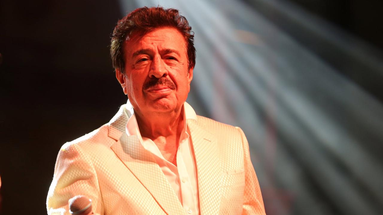 Sanatçı Ahmet Selçuk İlkan Adana'da konser verdi