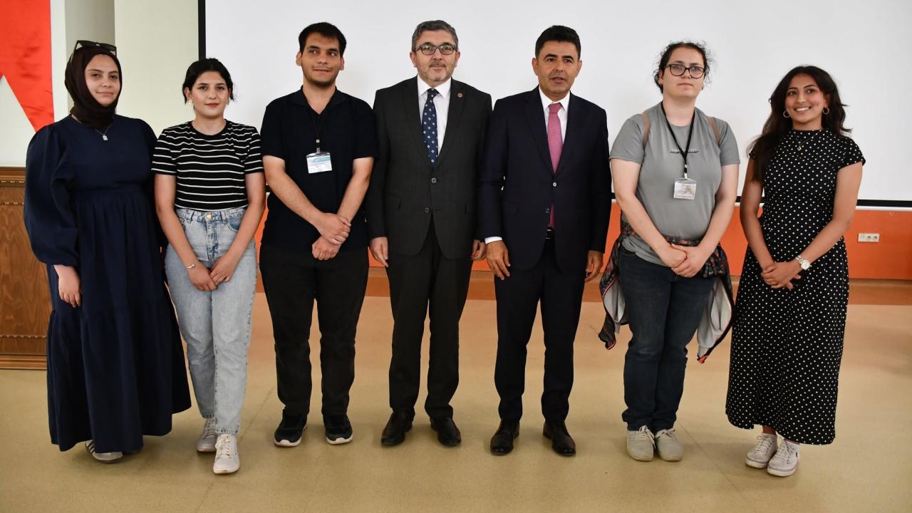 Ulaştırma ve Altyapı Bakan Yardımcısı Boyraz, Bilecik'te üniversite öğrencileriyle buluştu
