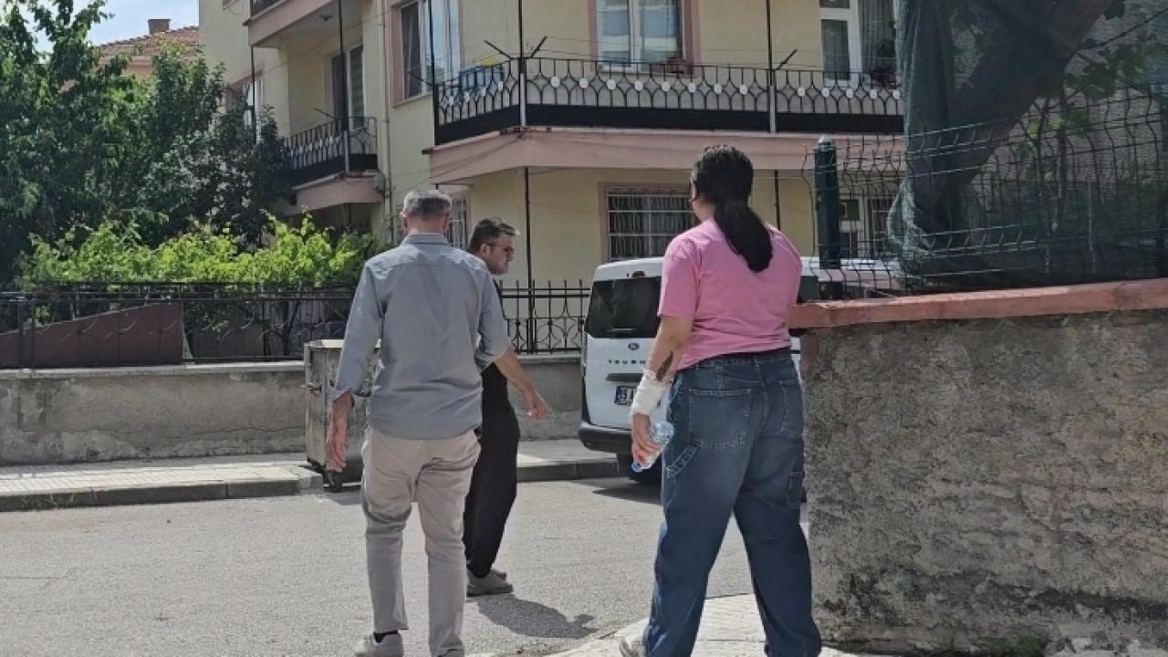 Çorum'da tartıştığı anne ve babasını bıçakla rehin alan genç kız ikna edilerek teslim oldu