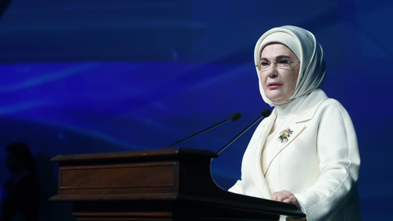 Emine Erdoğan, YKS'ye girecek öğrencilere başarılar diledi