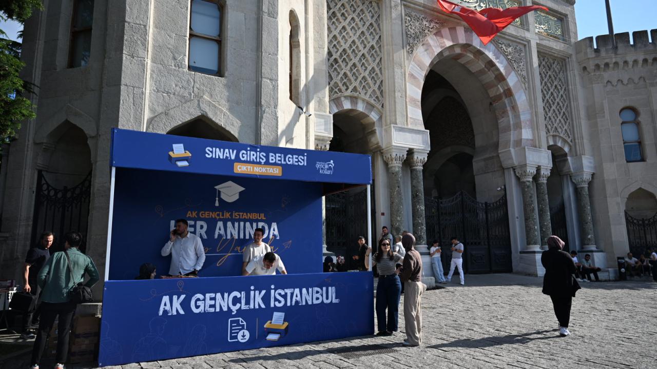 AK Parti İstanbul İl Gençlik Kollarından "Sınav Giriş Belgesi Çıktı Noktası" hizmeti