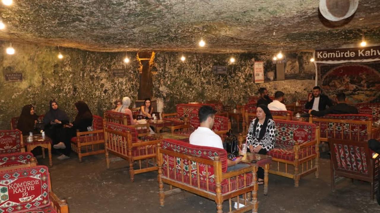 Gaziantep'te serinlemek isteyenler mağara kafeyi tercih ediyor