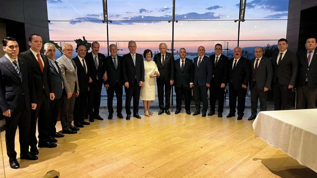 TBMM Başkanvekili Adan İzmir'de iş dünyası temsilcileriyle bir araya geldi