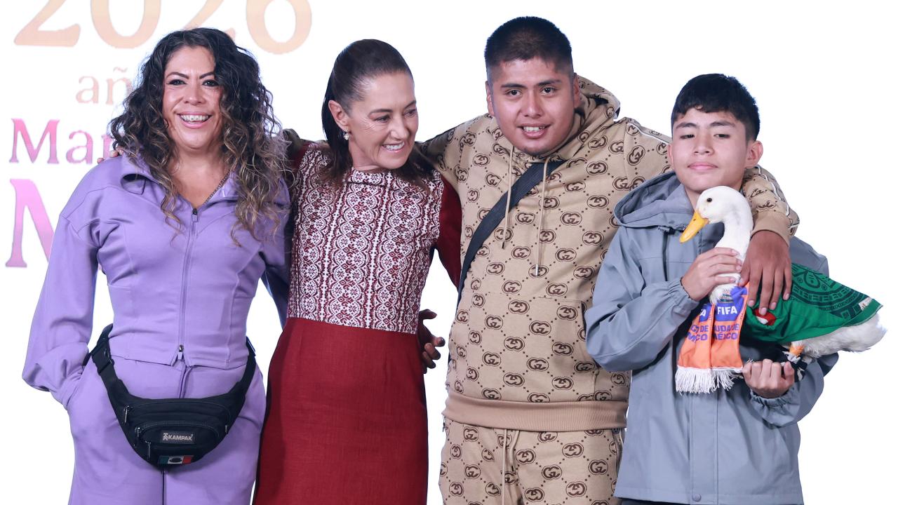 Meksika'da viral olan Ördek Merlin, Ulusal Saray'da basının karşısına çıktı
