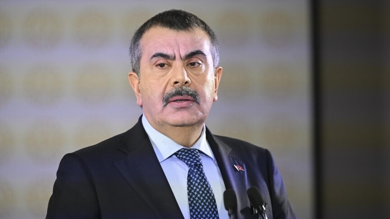 Bakan Tekin: Dijital dünyanın sunduğu imkanlardan yararlanın ancak onun tuzaklarına düşmeyin