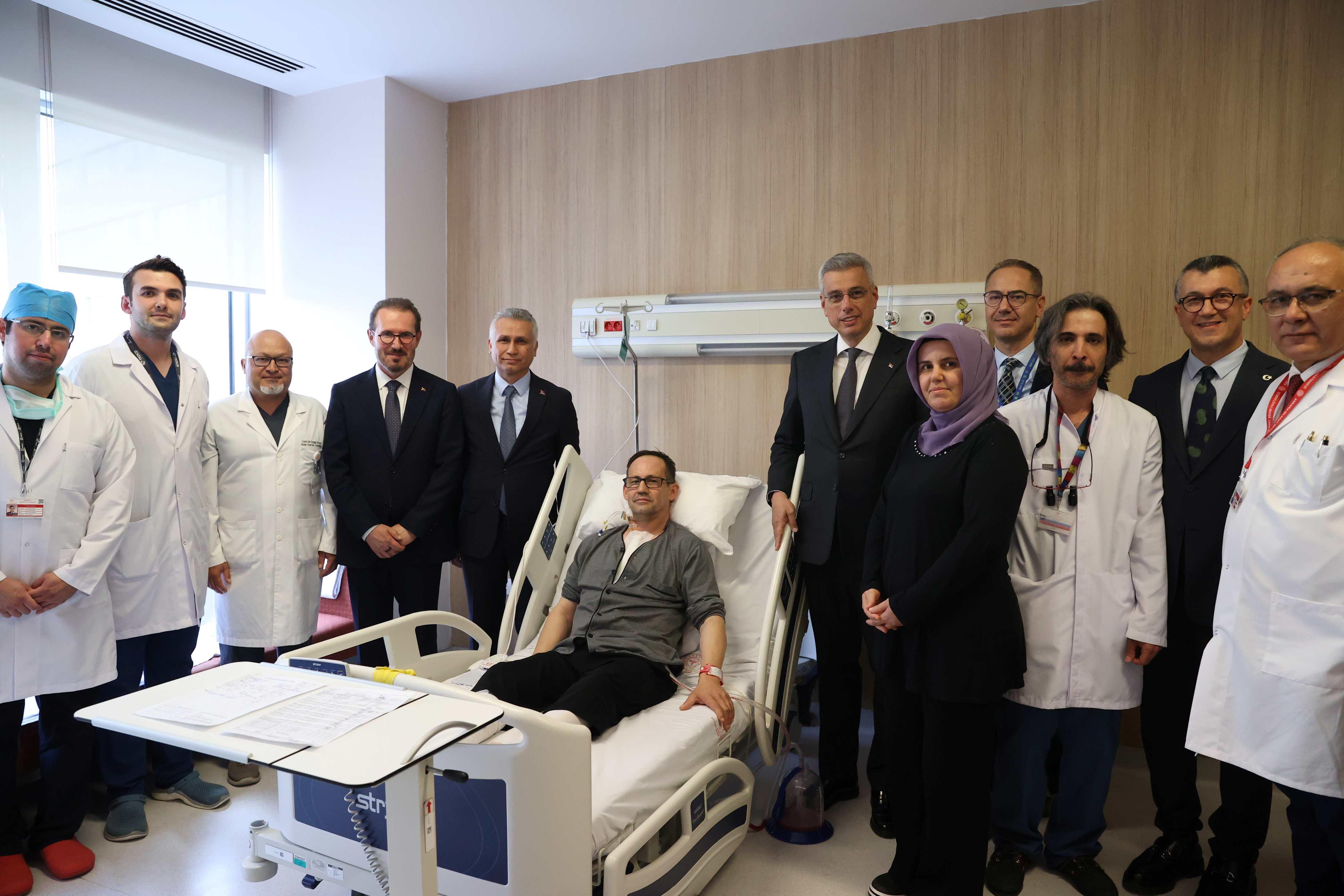 Sağlık Bakanı Memişoğlu Yerli Kalp Akciğer Makinesi ile Ameliyat Yapılan İlk Hastayı Ziyaret Etti