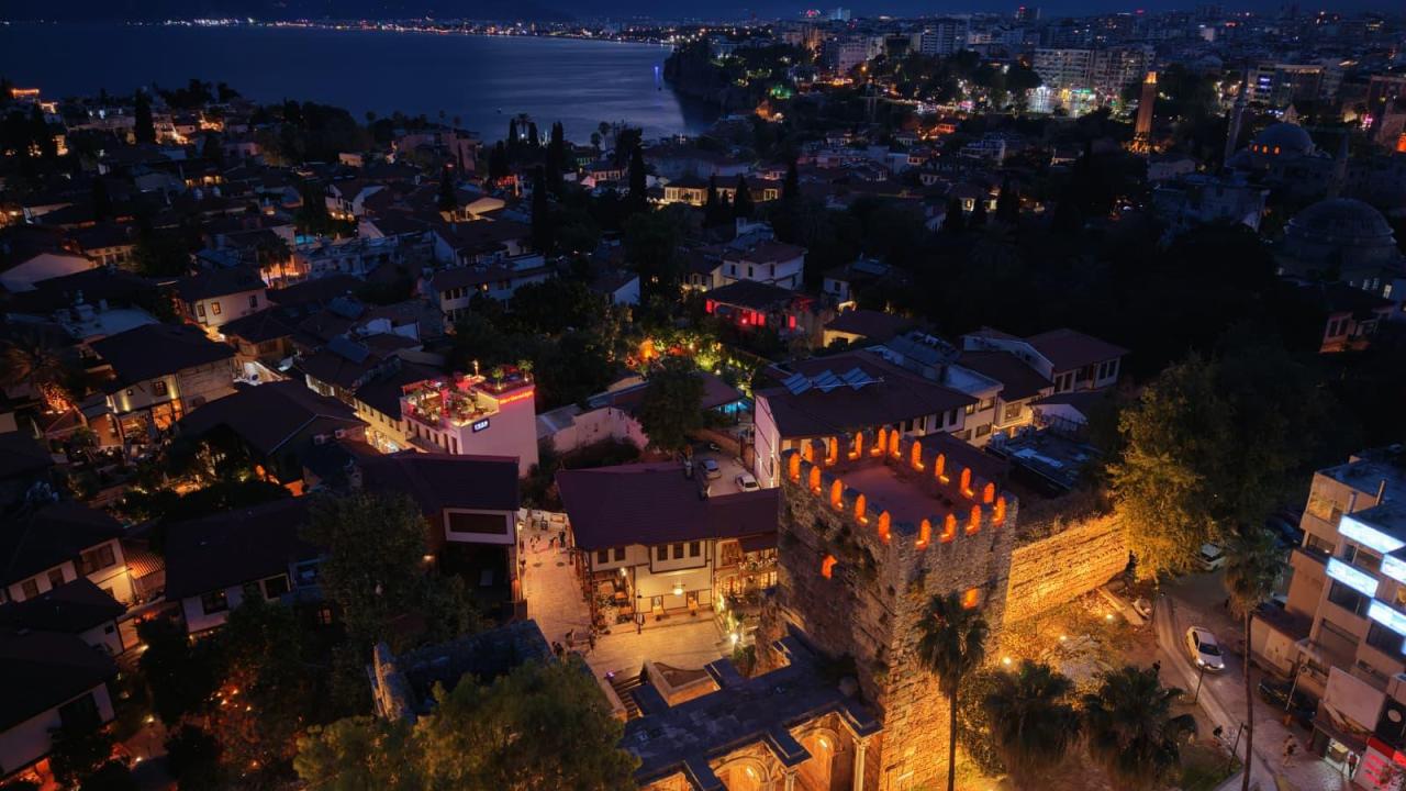 Antalya'nın simge yapısı Üçkapılar gece de ihtişamıyla öne çıkacak
