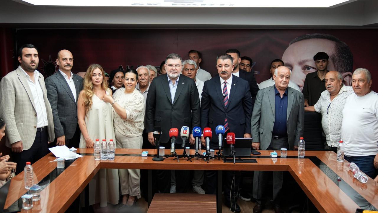 İzmir'de AK Parti'ye katılan yeni üyelere rozetleri takıldı