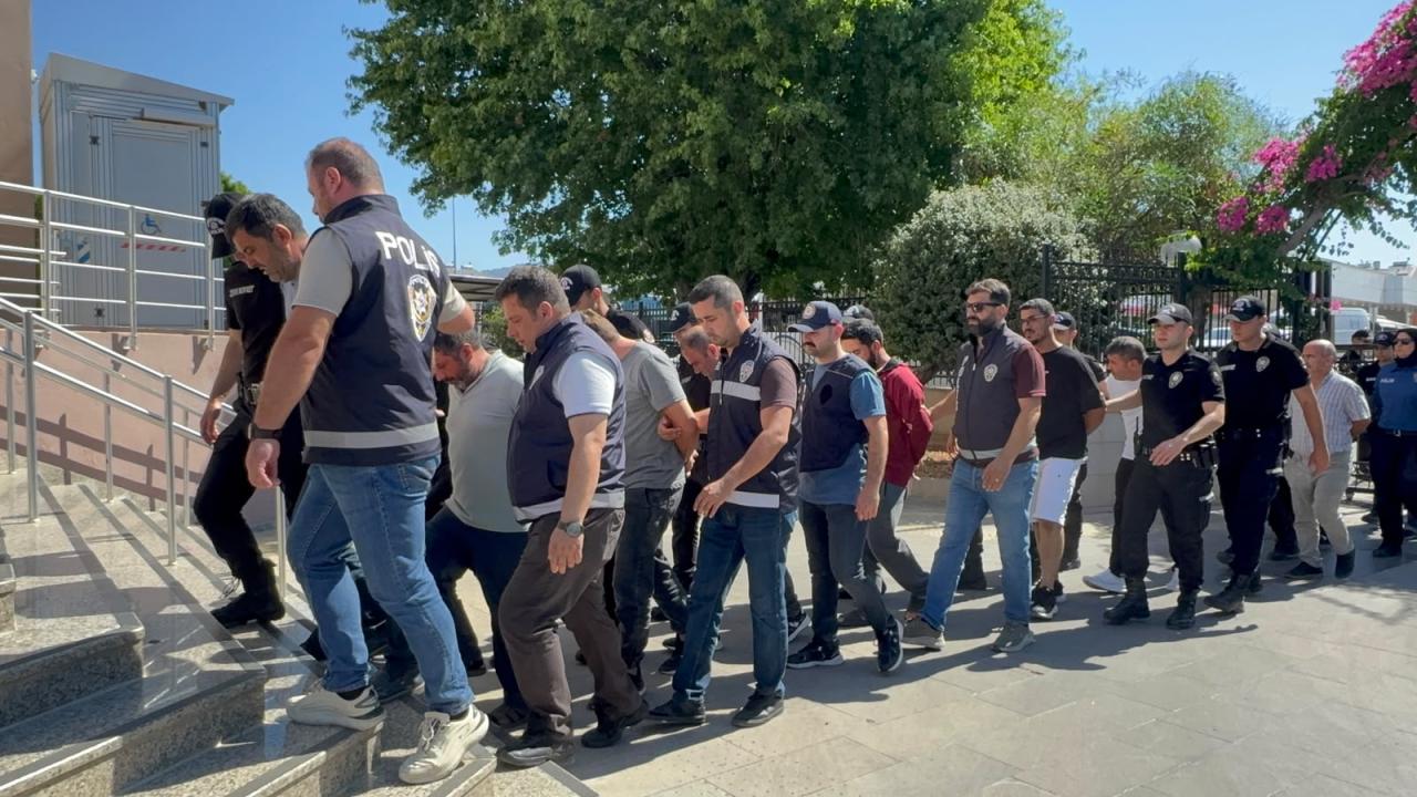 Muğla merkezli göçmen kaçakçılığı operasyonunda yakalanan 18 zanlı adliyede
