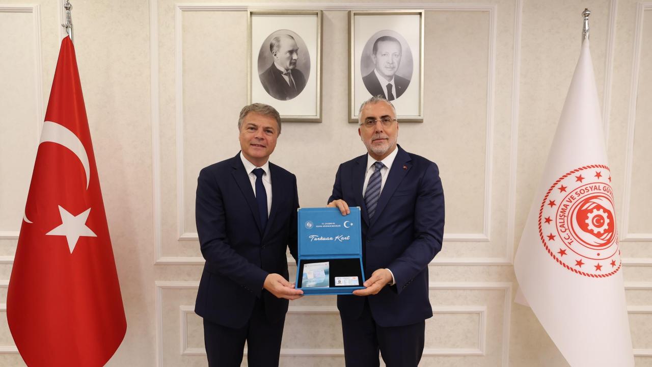 Bakan Işıkhan, Renault Group Türkiye CEO'su Jaillet'ye Turkuaz Kart verdi