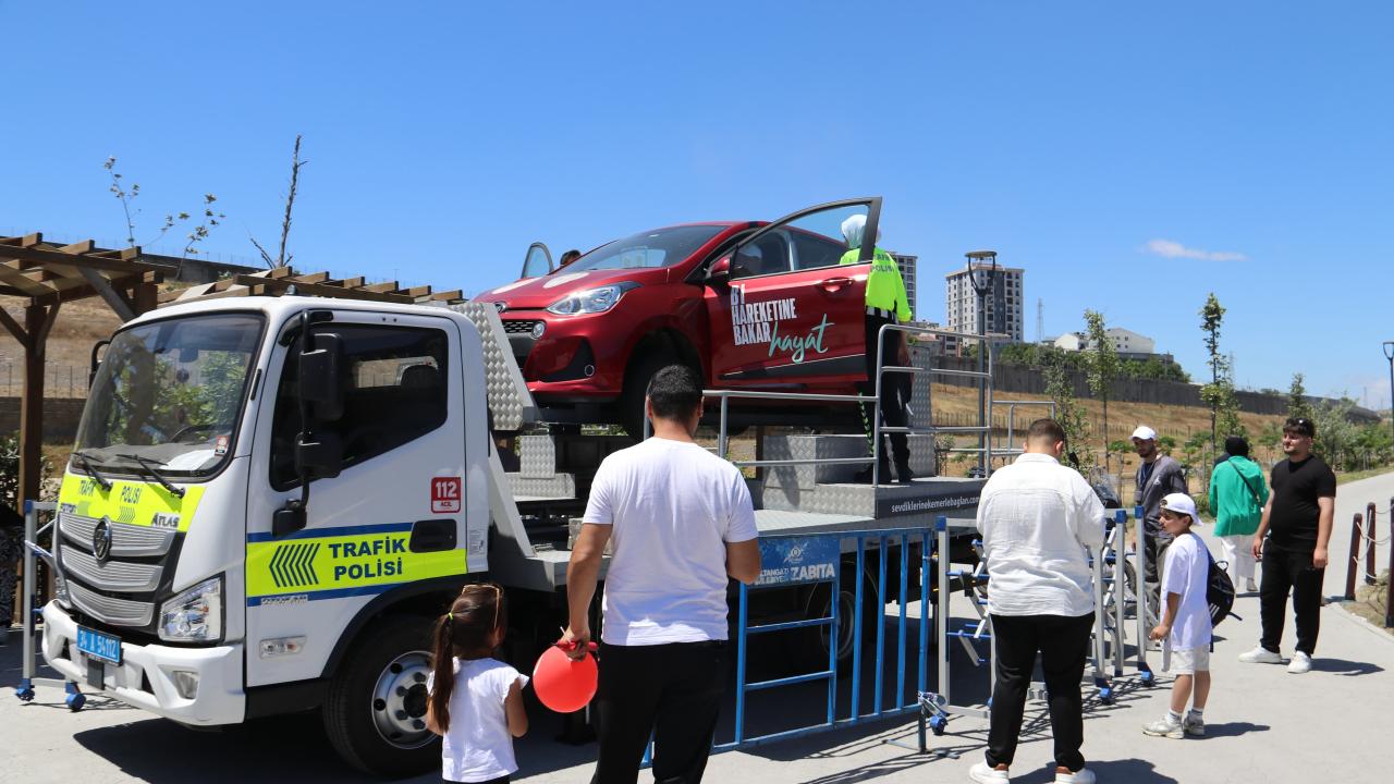 İstanbul'da vatandaşlara simülasyon aracıyla emniyet kemerinin önemi anlatıldı