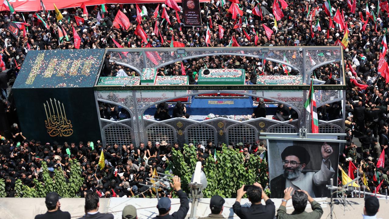 İran'ın eski lideri Hamaney için Tahran caddelerinde veda töreni düzenleniyor