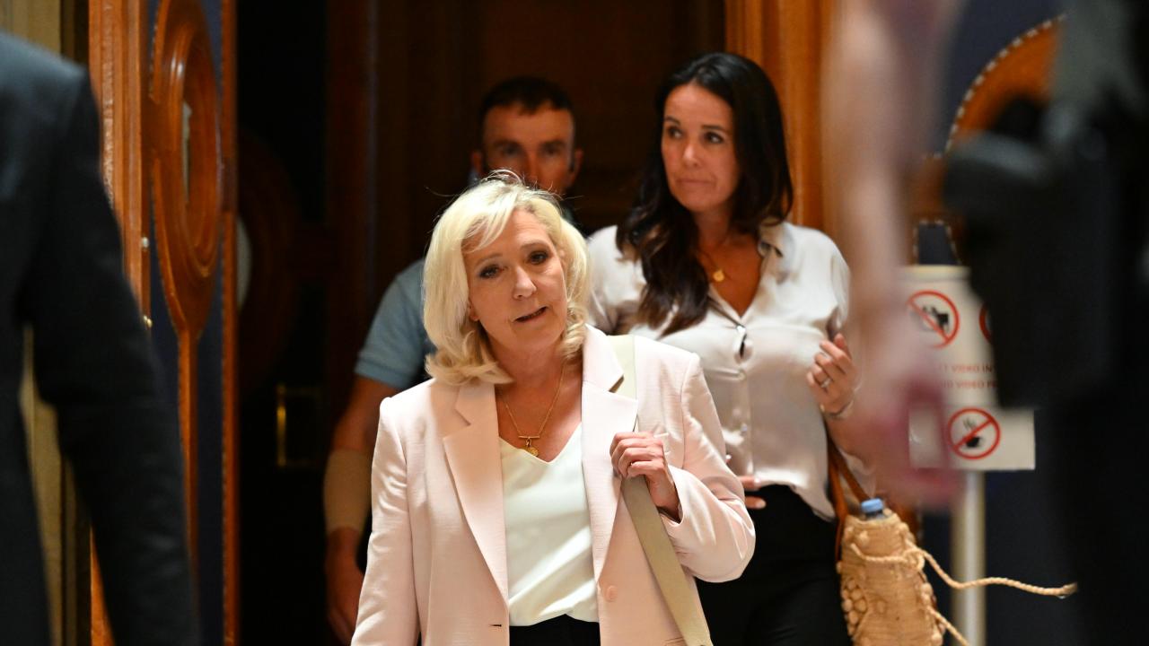 Fransa'da yolsuzluktan suçlu bulunan Le Pen'e 15 ay siyasetten men yasağı verildi