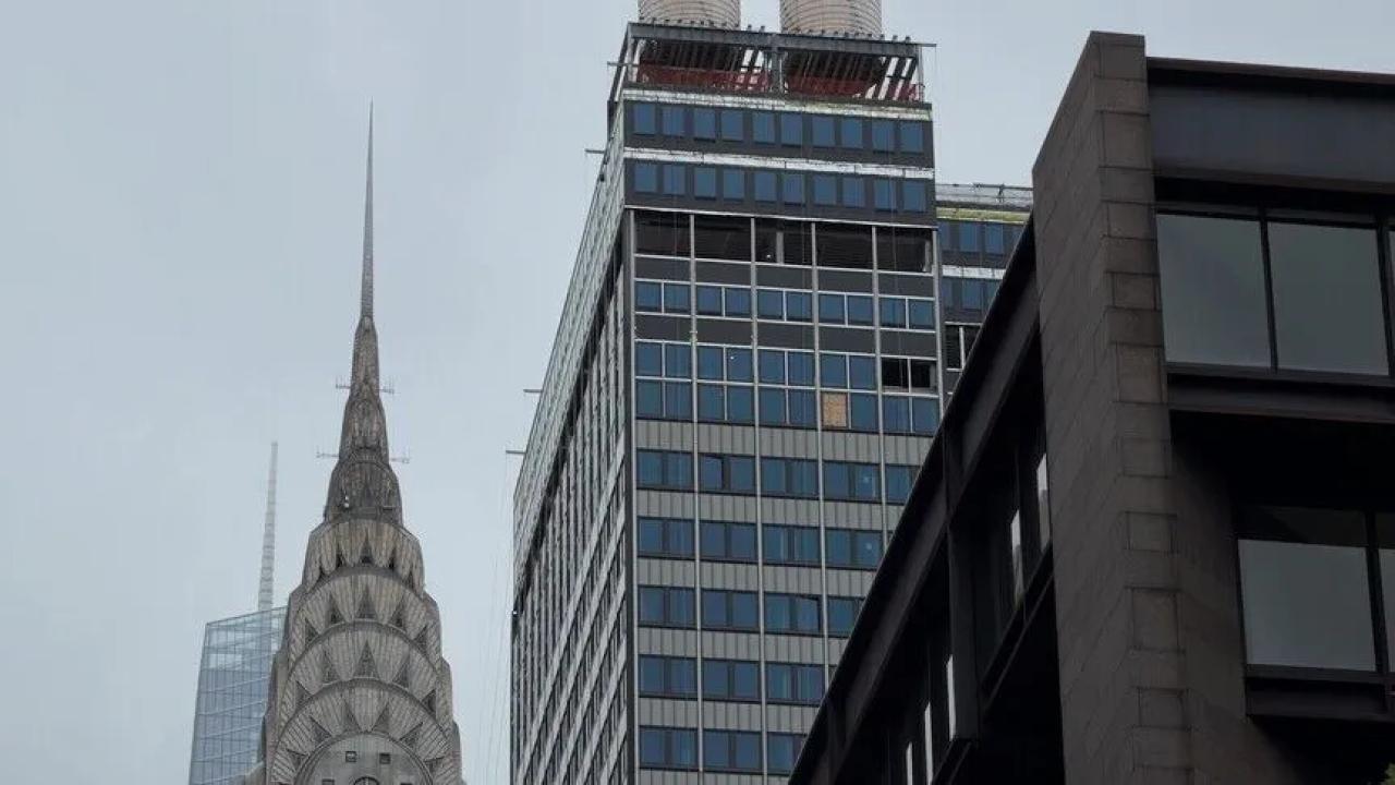 New York'ta 37 katlı binanın yıkılma tehlikesi nedeniyle yollar kapatıldı
